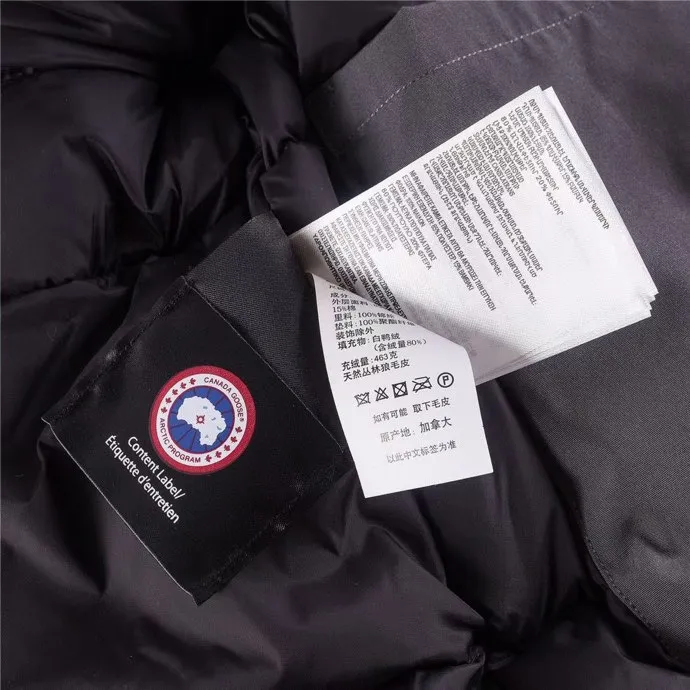 P780 with dust bag) Canada Goose Canada Goose #Expedition expedition parka classic down jacket ➖ Imported 21-count polyester-cotton blended original fabric [last year’s 16-count/18-count hard fabrics have been completely eliminated, this year all use 21-count genuine synchronized fabrics, the soft mid-band feels delicate and textured], genuine synchronized Feather-Light 10D waterproof coated fabric, made of 84.5% polyester fiber and 15.5% cotton, 100% the best feel in the entire network! ➖ The genuine official website is synchronized with the national standard 80 white duck down, you can check the official website customer service, there will never be a series of misleading claims such as 90 down or goose down! ➖ Using the best nylon lining with double double-layer sealing design, velvet-proof No. 7 needle + grid-filled down ready-made garments, there is 100% no so-called velvet running! ➖ The cuffs are designed with thickened seamless threads, and the collar and pockets are lined with top-quality polar fleece to keep you warm and comfortable! ➖ Yoshida YKK provides original custom-made electroplated sliders. YKK two-way lockable zippers are tight and smooth and will not peel off paint! ➖ 3M composite guarantees that the Velcro is the same as the original, durable, and all accessories and hardware are custom-made! ➖ Imported BEHRINGER embroidery machine to customize the 10,000-needle embroidery logo, 98% of which can be reproduced to restore the original logo. You can check and compare on the official website! ➖ The fur collars are all made of large pieces of Western Canadian blue wolf hide, ensuring that each fur collar is 13-15cm wide! 08 models for men and women SIZE: XS S M L XL XXL